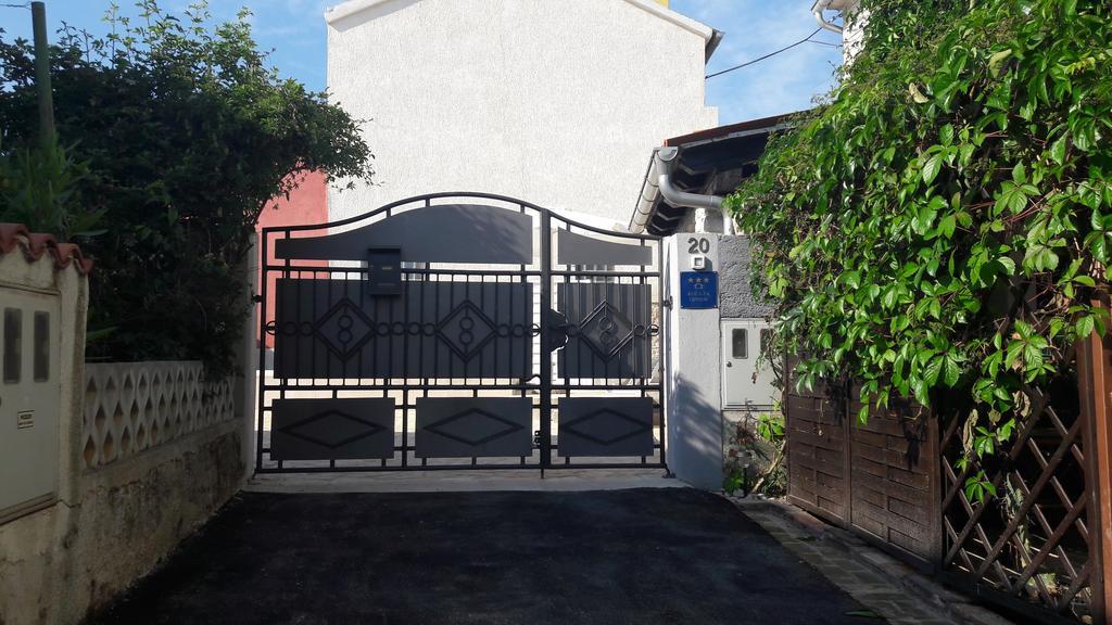 Holiday Home Peruski Ngoại thất bức ảnh